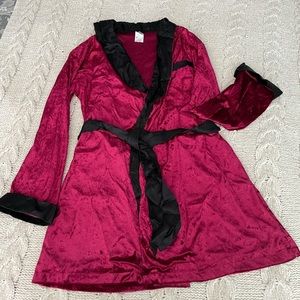 Casanova robe. Wore once. Comfortable!